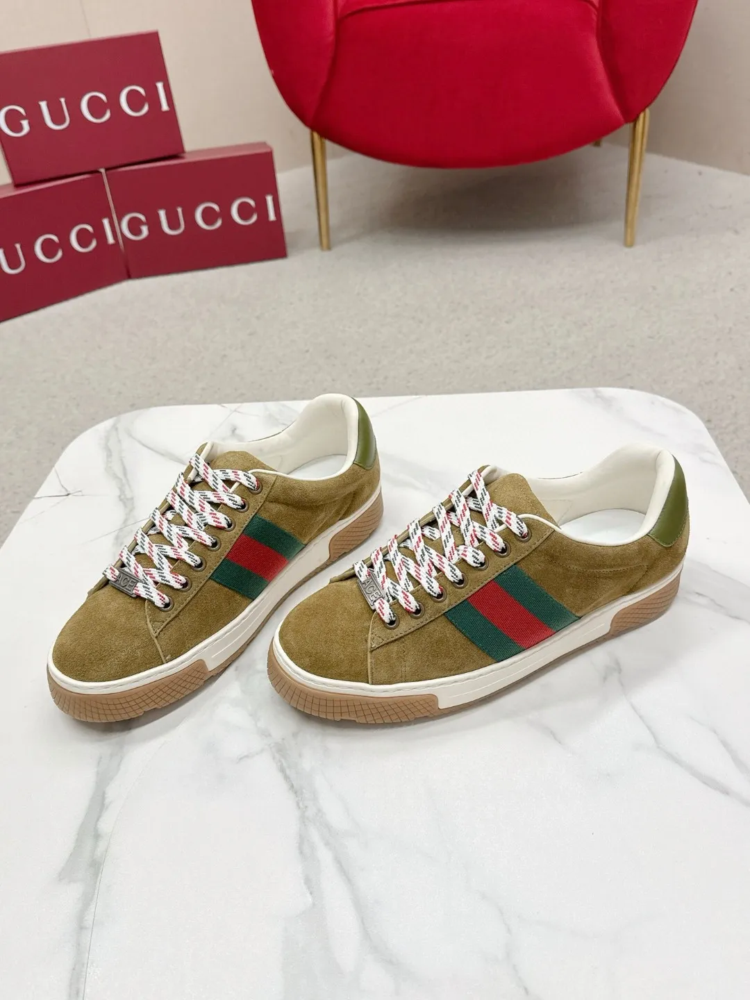 Factory price: 460💰Gucci Gucci's latest ACE series casual sports shoes, the same style as all the stars, classic brown canvas + leather stitching, the red and green stripes on the side are very recognizable. Perfect shoe last, perfect for daily casual wear, super beautiful and comfortable on the feet, a must-have for fashionistas 💯 ☑️Material: Original customized imported first-layer cowhide ☑️Inner lining: Customized imported cowhide ☑️Outsole: Original molded non-slip TPU sole ☑️Sole thickness: 2.5cm ☑️Size: Men's 38-44, customized 45